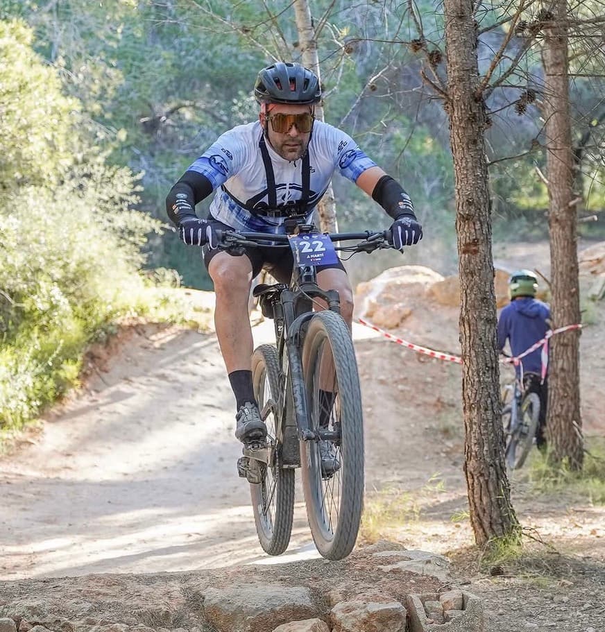 Jose compitiendo con el dorsal 22 en una prueba de MTB por el bosque